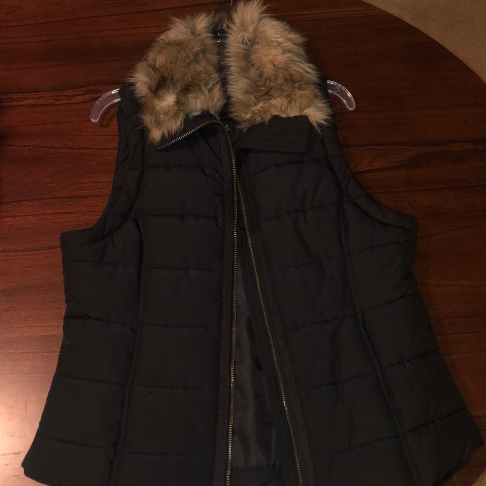 Puffer vest with fur collar
